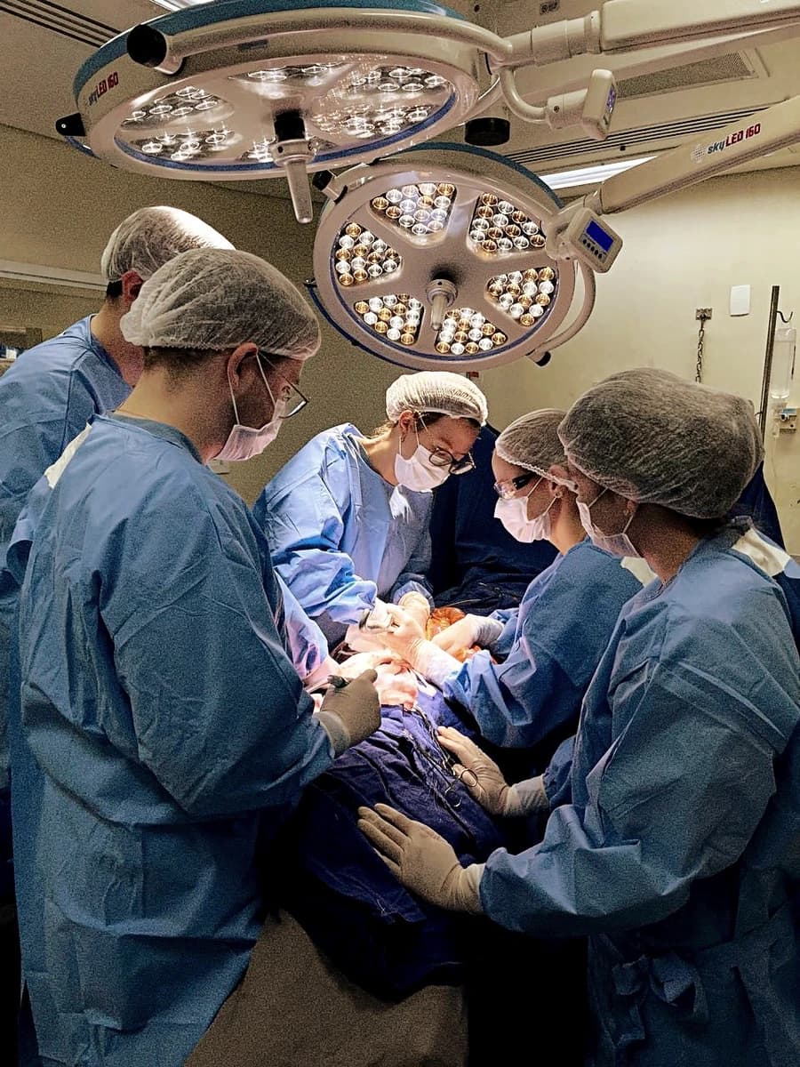 Dra. Ana Luiza Moraes Rocha, coloproctologista em Curitiba, CRM-PR 45351, em seu consultório médico especializado