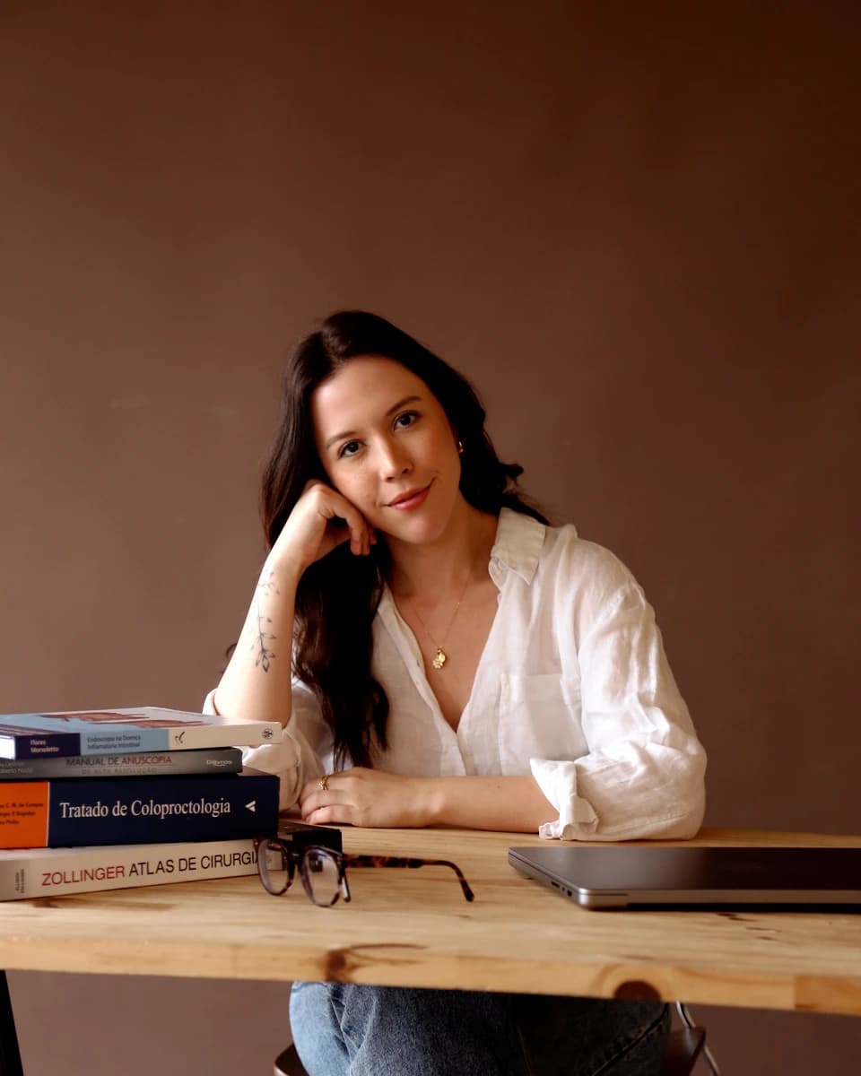 Dra. Ana Luiza Moraes Rocha, coloproctologista em Curitiba CRM-PR 45351, especialista em cirurgia colorretal e tratamentos proctológicos minimamente invasivos
