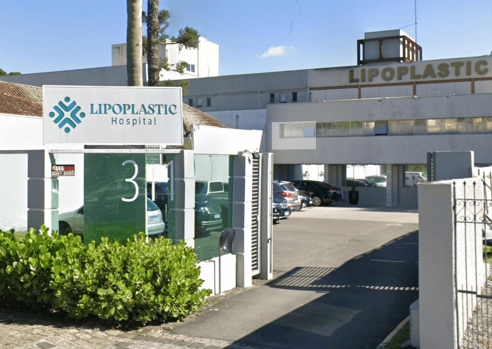 Fachada do Hospital Lipoplastic em Curitiba, com placa de identificação e entrada para pacientes